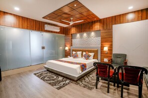 Egyptian cotton sheets, premium bedding, in-room safe, free WiFi - Fabhotel The Valentine (Surat)