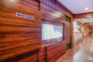 Lobby - Fabhotel The Valentine (Surat)