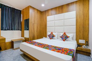 Egyptian cotton sheets, premium bedding, in-room safe, free WiFi - Fabhotel Western Inn (Surat)