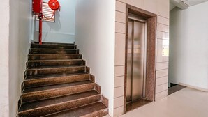 Una escalera que conduce a un ascensor en un edificio moderno.