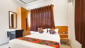 Egyptian cotton sheets, premium bedding, in-room safe, WiFi (free) - Fabexpress Grand View (Bengaluru)