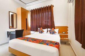 Egyptian cotton sheets, premium bedding, in-room safe, free WiFi - Fabexpress Grand View (Bengaluru)