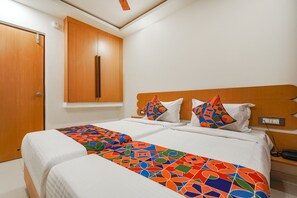 Egyptian cotton sheets, premium bedding, in-room safe, free WiFi - Fabexpress Grand View (Bengaluru)