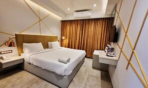 Egyptian cotton sheets, premium bedding, in-room safe, free WiFi