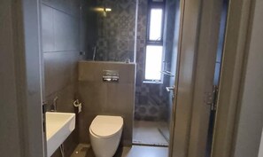 Shower, rainfall showerhead, free toiletries, towels