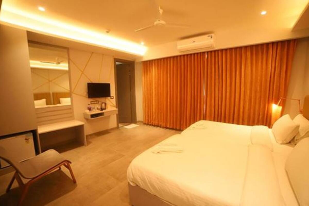 Egyptian cotton sheets, premium bedding, in-room safe, free WiFi