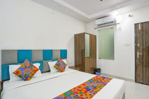 Egyptian cotton sheets, premium bedding, in-room safe, free WiFi