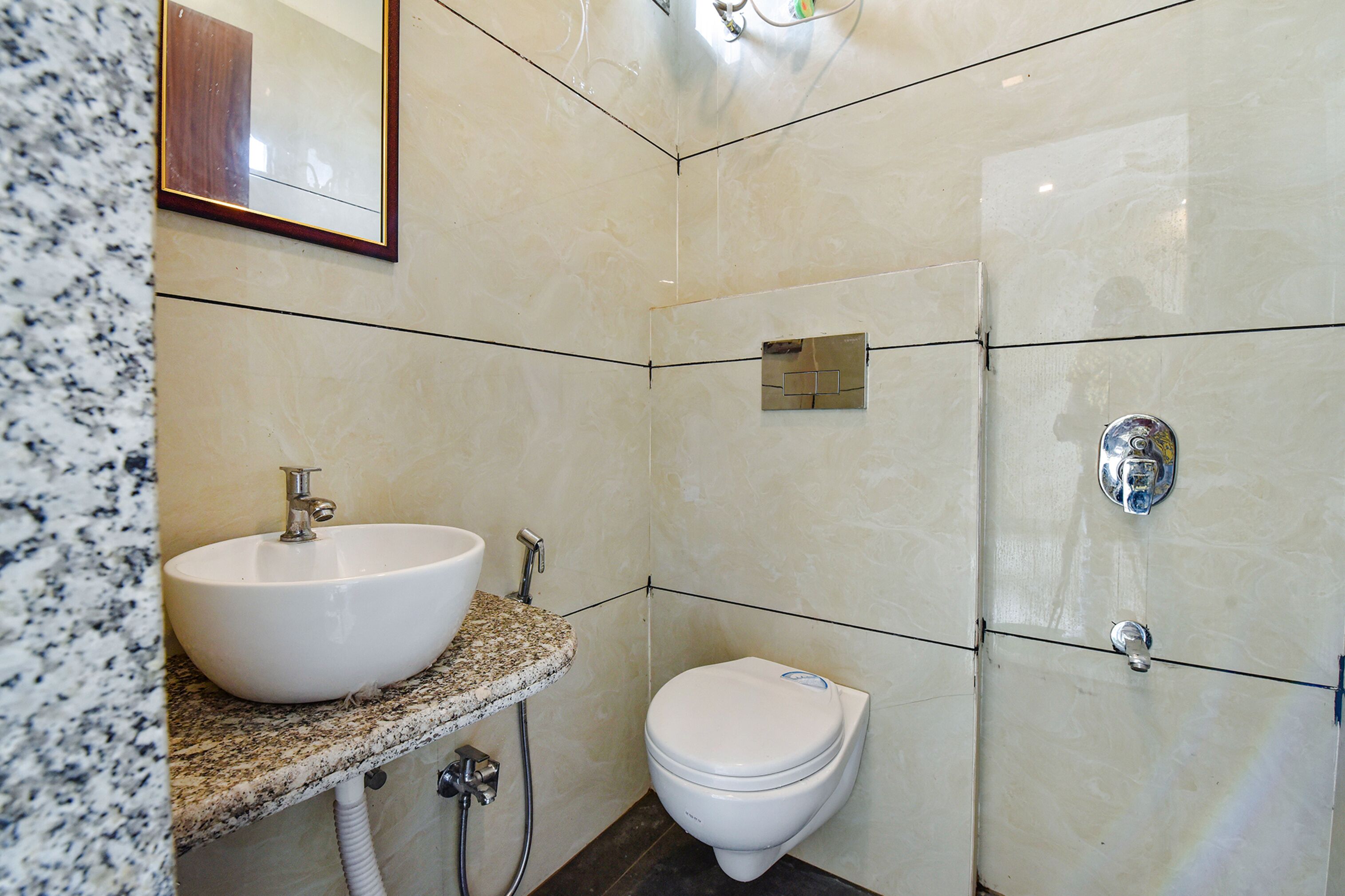 Deluxe Room | Bathroom | Shower, rainfall showerhead, designer toiletries, towels