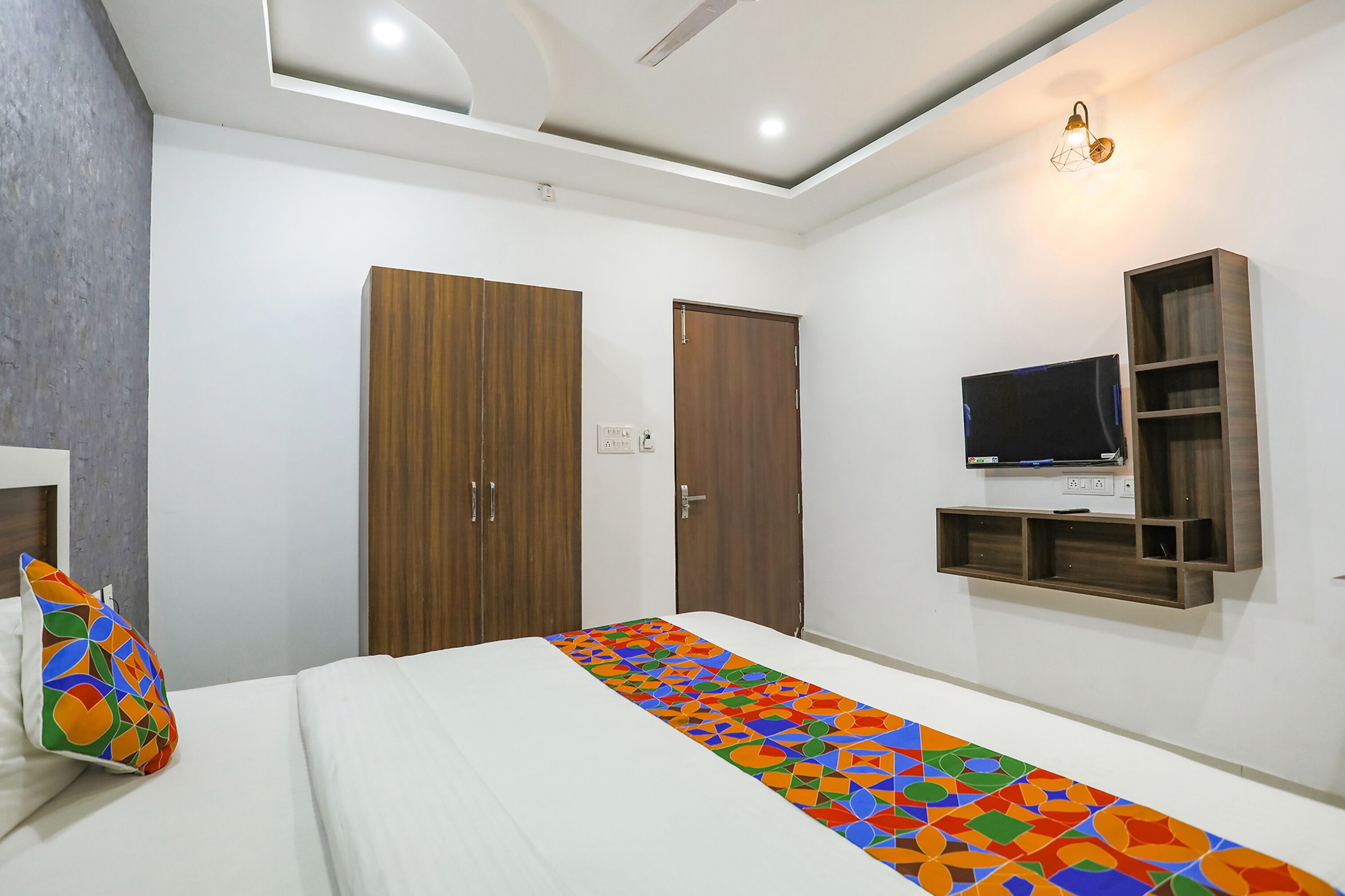 egyptian cotton sheets, premium bedding, in-room safe, free wifi