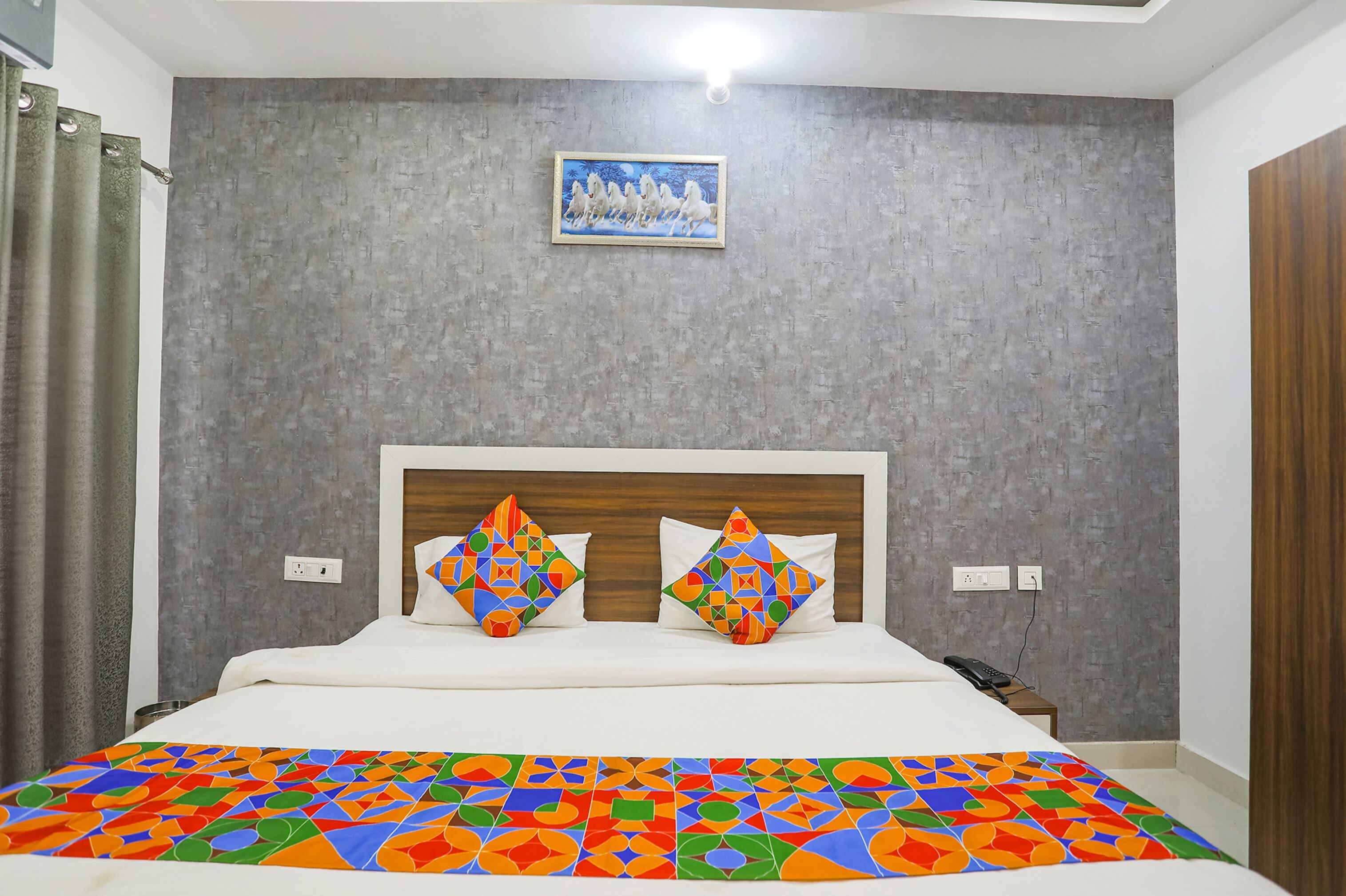 deluxe room | egyptian cotton sheets, premium bedding, in-room safe, free wifi