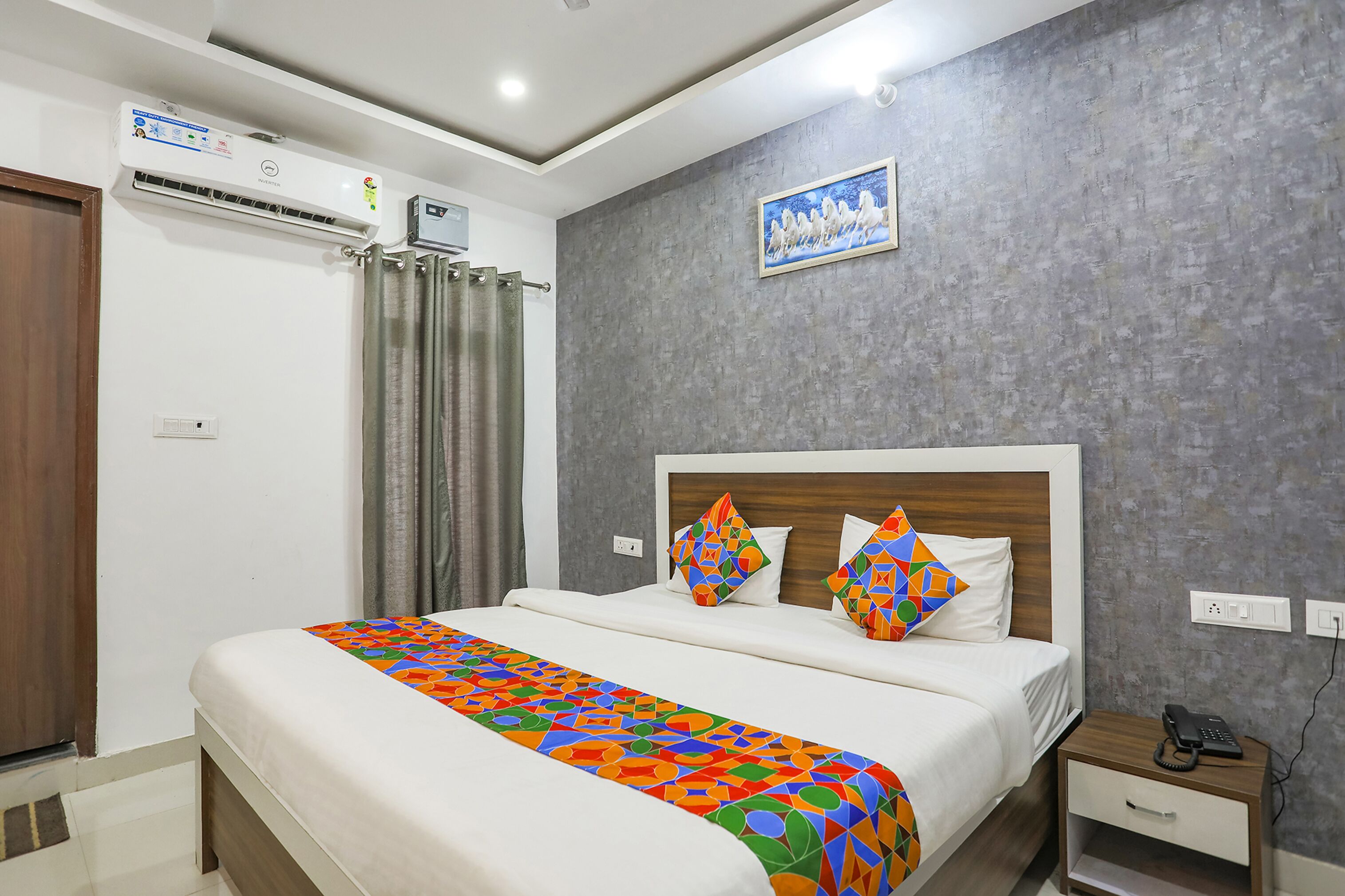 deluxe room | egyptian cotton sheets, premium bedding, in-room safe, free wifi