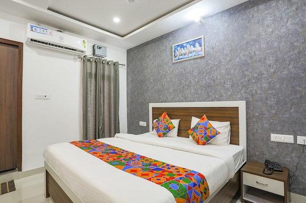 Egyptian cotton sheets, premium bedding, in-room safe, free WiFi