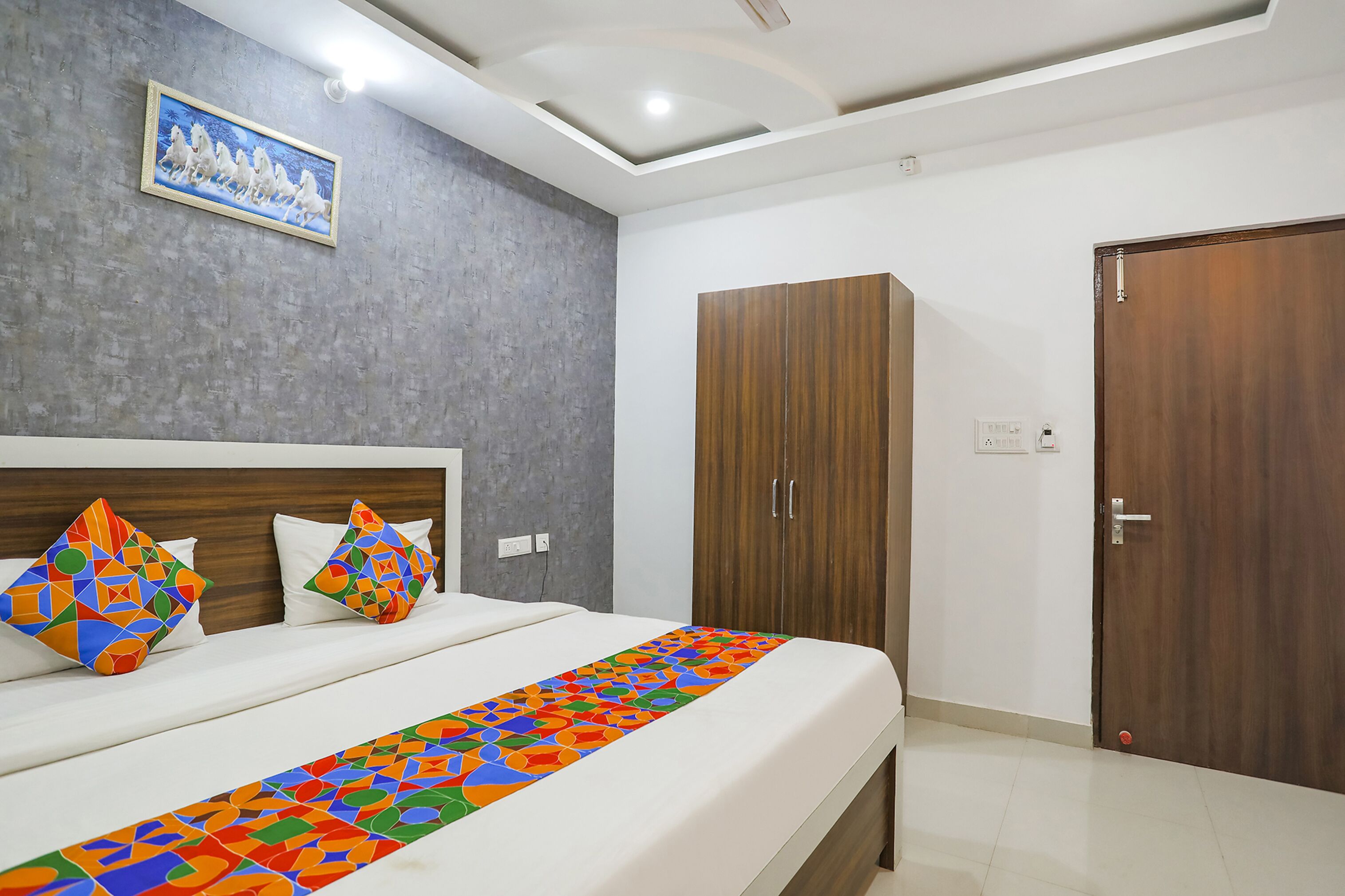 deluxe room | egyptian cotton sheets, premium bedding, in-room safe, free wifi