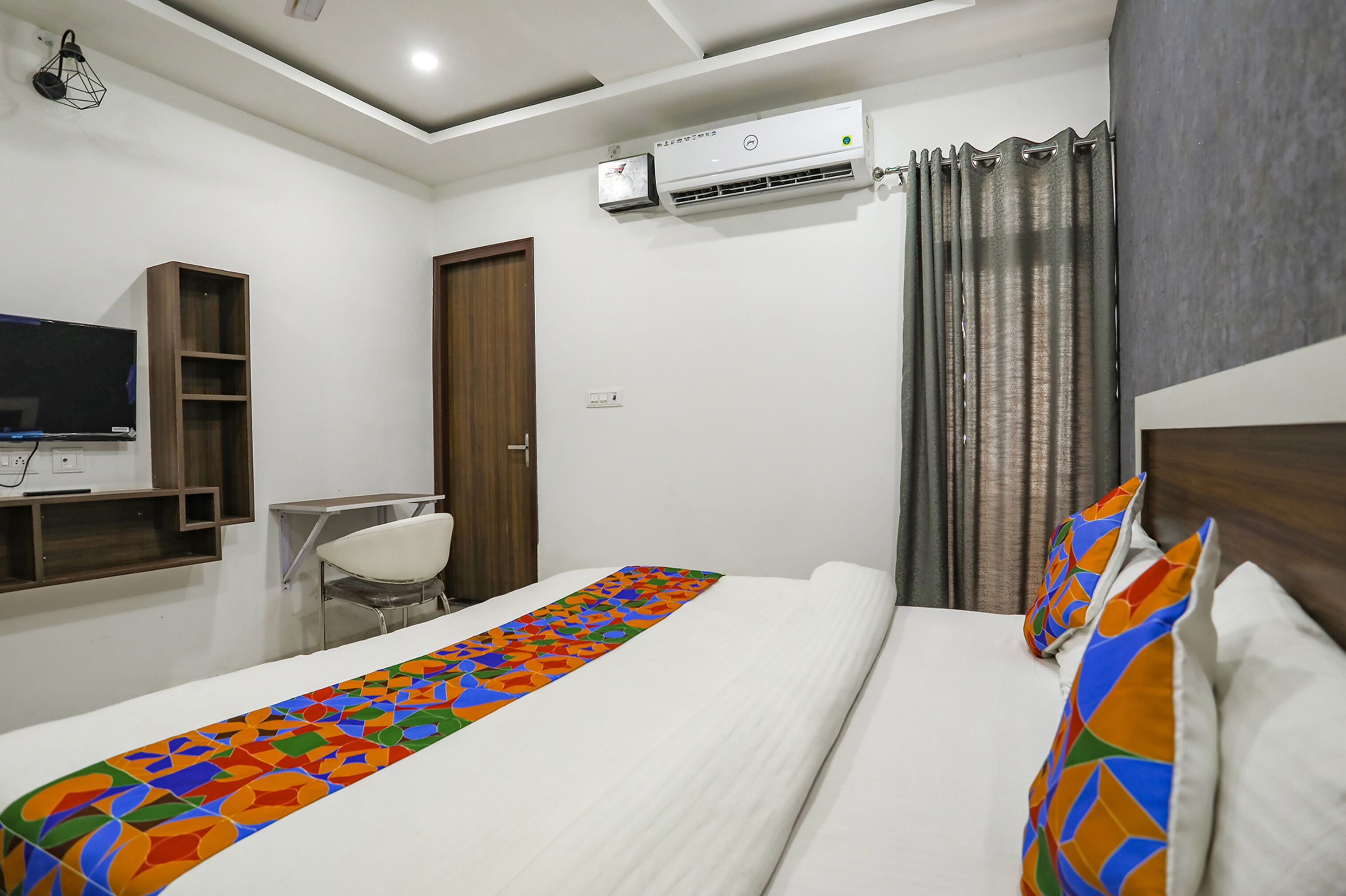 egyptian cotton sheets, premium bedding, in-room safe, free wifi