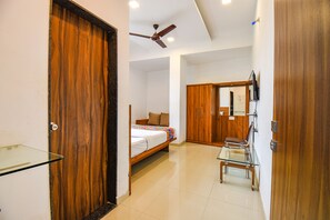 Egyptian cotton sheets, premium bedding, in-room safe, free WiFi - Fabhotel The Address (Nashik)