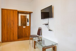 Egyptian cotton sheets, premium bedding, in-room safe, free WiFi - Fabhotel The Address (Nashik)