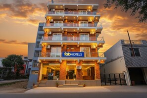Property entrance - Fabhotel Unique Stay (Noida)