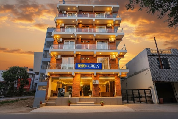Property entrance - Fabhotel Unique Stay (Noida)