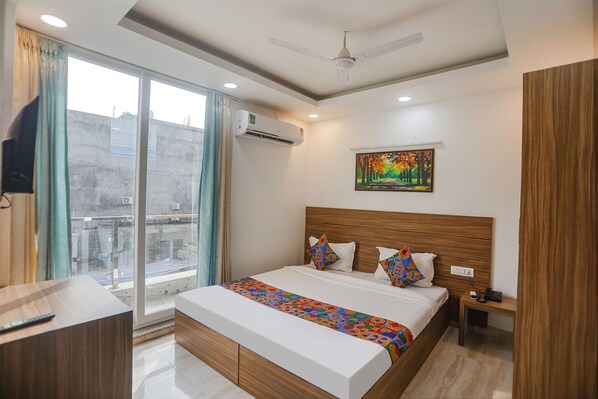 ملاءات من القطن المصري وأغطية فراش متميزة وخزنة داخل الغرفة