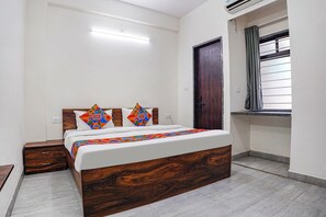 Egyptian cotton sheets, premium bedding, in-room safe, free WiFi