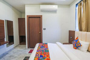 Egyptian cotton sheets, premium bedding, in-room safe, free WiFi - Fabhotel Dds (Lucknow)
