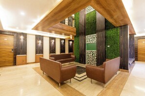 Lobby sitting area - FabHotel Bentree (Bhopal)