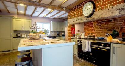 Beecham Farmhouse - sleeps 12 guests  in 6 bedrooms