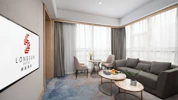 品质套房 | 起居区 | 45-英寸液晶电视(配备卫星频道)