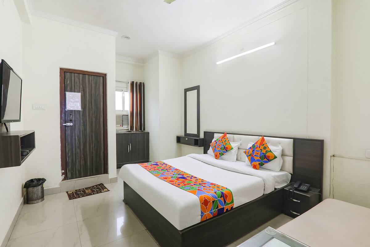 Premium Room | Egyptian cotton sheets, premium bedding, in-room safe, WiFi (free)