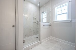 Dusche, Haartrockner, Handtücher