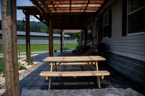 Outdoor dining - Countryside Living with a great outdoor space! (Guntersville)