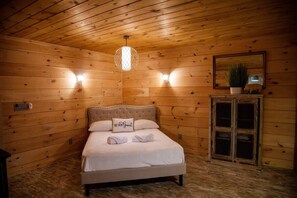 4 habitaciones, escritorio y tabla de planchar con plancha 