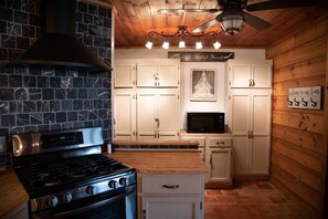 Kylskåp, mikrovågsugn, ugn och spishäll