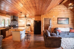 Televisión, chimenea y oficina 