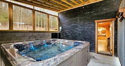Southern Comfort Retreat with a private hot tub!