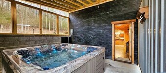 Southern Comfort Retreat with a private hot tub!