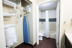 Een bad/douchecombinatie, een haardroger, handdoeken