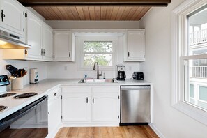 Fridge, microwave, oven, stovetop - Town of Dewey Beach --- 6 Jersey Street | Ocean-block house in Dewey Beach (Dewey Beach)