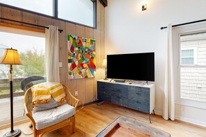 TV, books - Town of Dewey Beach --- 6 Jersey Street | Ocean-block house in Dewey Beach (Dewey Beach)