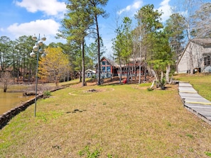Property grounds - Roost - Beautiful, comfortable home with no steps and private suites (Double Springs)