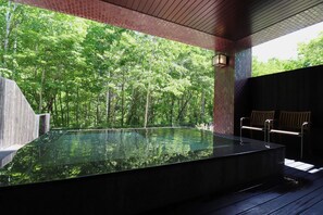 A hot tub with a view of a forest. - suigan (Sapporo)