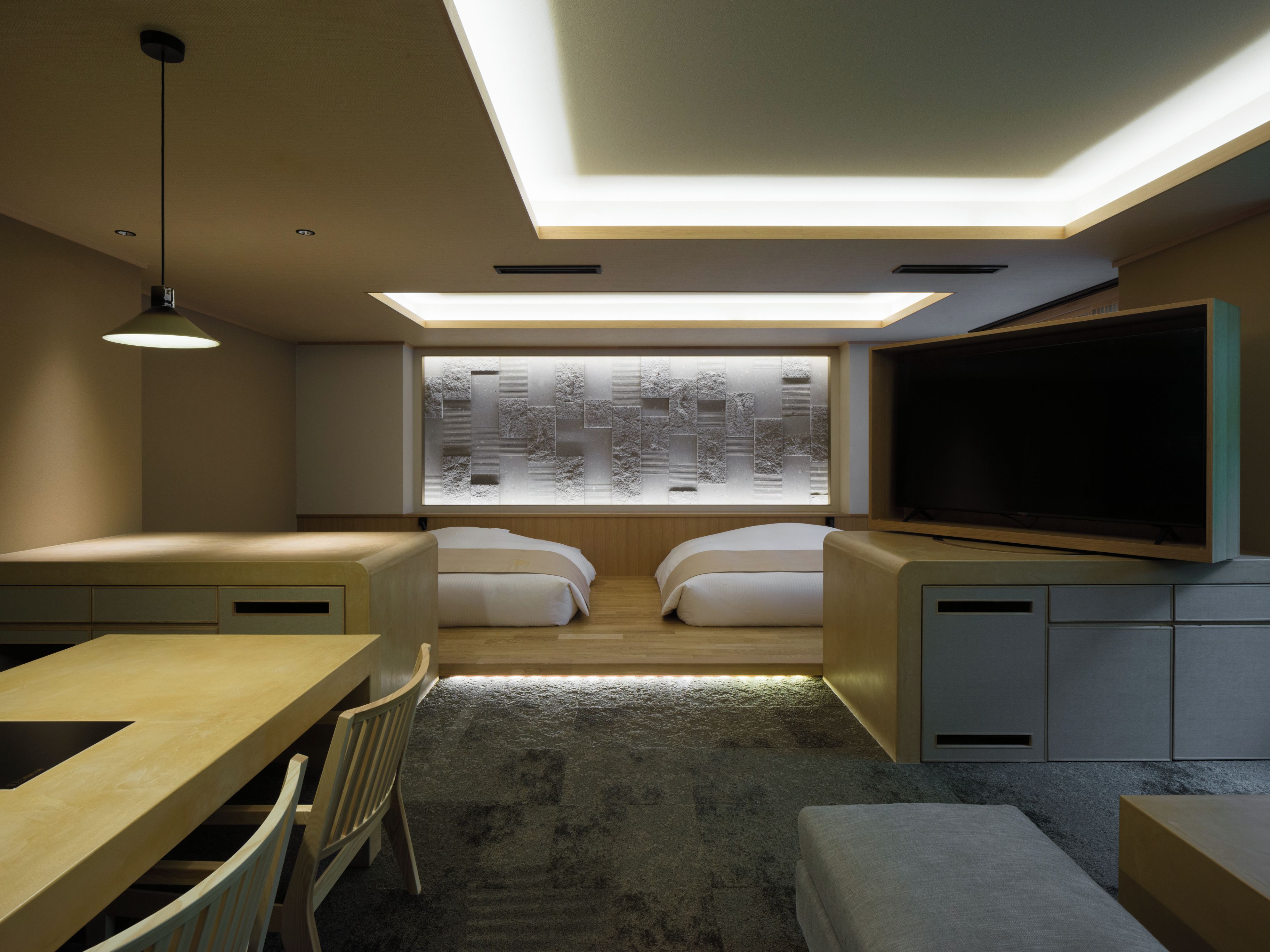 Une chambre moderne avec un grand lit, un bureau, une chaise, un téléviseur et une fenêtre avec du verre dépoli.