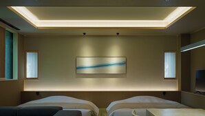 Ein modernes Hotelzimmer mit Bett, Schreibtisch und einer Couch.