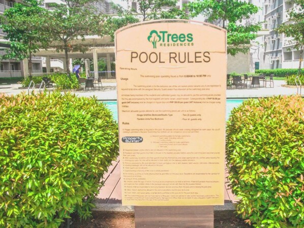 Un cartel con el título 'Normas de la Piscina' para un complejo residencial llamado 'Trees Residences'.