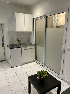 Microwave, cookware/dishes/utensils - Cosy Petit Studio - Porte Saint Denis (Paris)