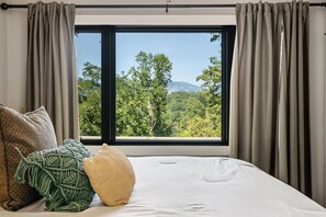 3 bedrooms, free WiFi, bed sheets -  Lake House • Mountain View • Boat House • Large Decks (Lake Lure)