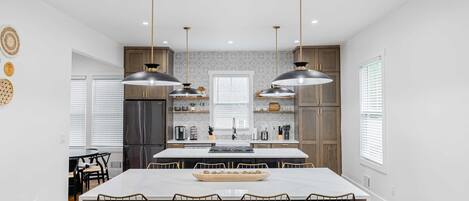 Jääkaappi, mikroaaltouuni, uuni, liesi