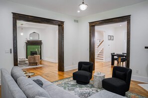 Televisión, chimenea y oficina 