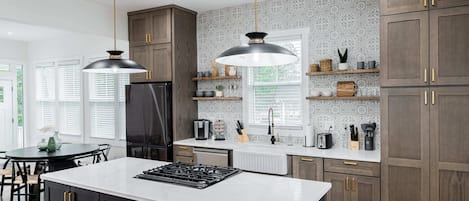 Kühlschrank, Mikrowelle, Ofen, Herdplatte