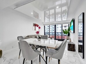 Dining - High Floor -Miami Beach  Pool, Beach Service-1219 (Miami Beach)